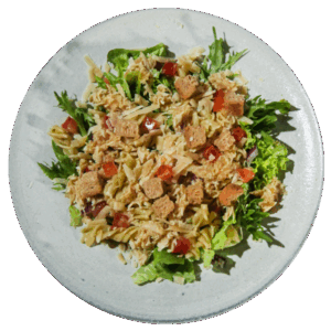 SALADA CHICKEN CAESAR PASTA SALAD_boal maior franquia de alimentação saudável do brasil e hemisfério sul destaque 1