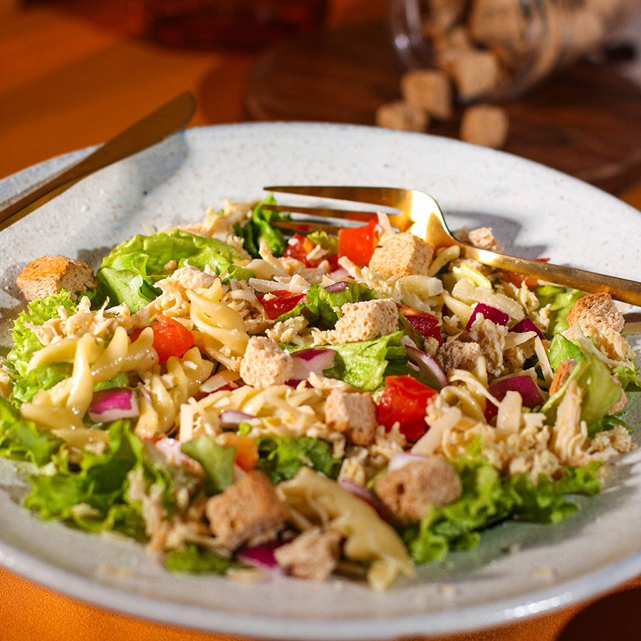 SALADA CHICKEN CAESAR PASTA SALAD_boali a maior franquia de alimentação saudável do brasil e hemisfério sul